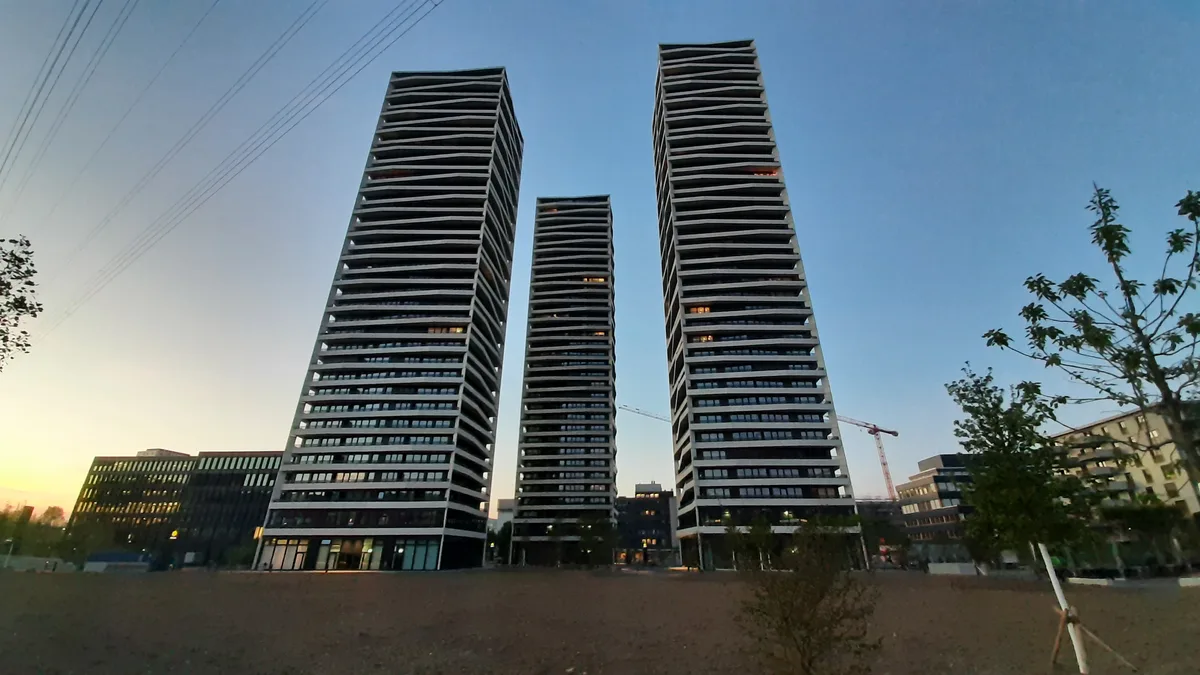 Schön anzusehen, aber für Leute mit normal grossem Geldbeutel unbezahlbar: die Three-Point-Wohntürme im Quartier Hochbord. Drei Hochhäuser ragen in die Höhe.